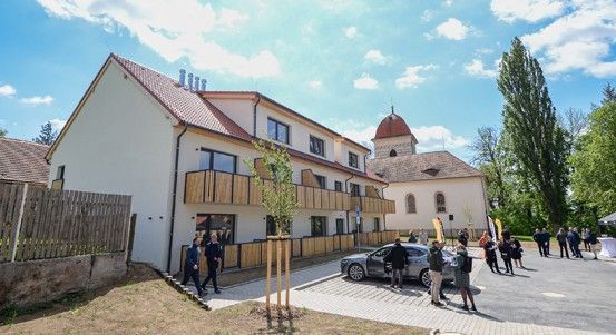 obrázek: Plzeň postavila v Malesicích nový dům pro lidi v bytové nouzi. Nahradil zchátralý Šuferajn