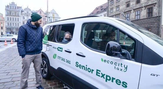 Plzeň zlevňuje Senior Expres, nově za 50 Kč s EcoCity TAXI