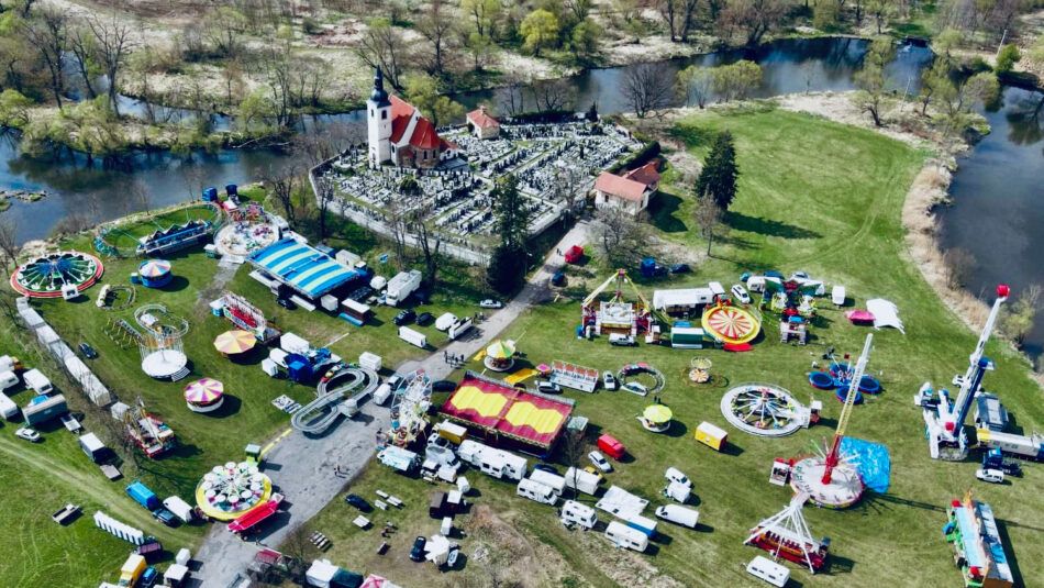 Pouť u sv. Jiří v Plzni startuje 17. dubna. Čeká nás 10 dní kolotočů, světel a zábavy