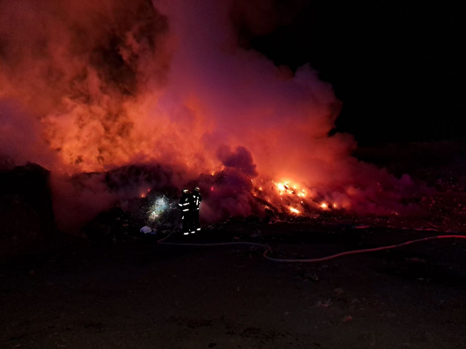 Požár skládky na Vysoké zvedl hasiče ze spaní. Zásah skončil až po třech hodinách