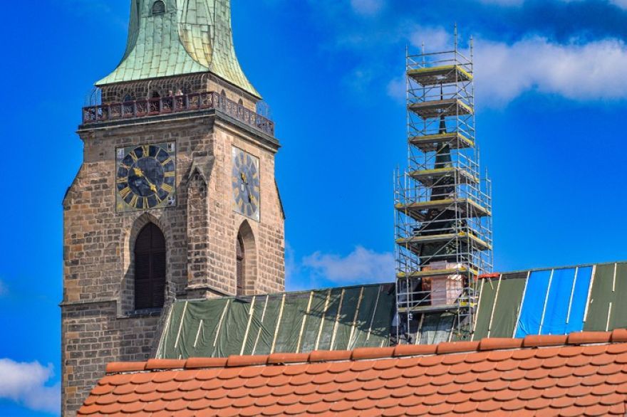 Při opravě katedrály sv. Bartoloměje v Plzni objevili dvě historické schránky. Jejich obsah odhalí až příští týden
