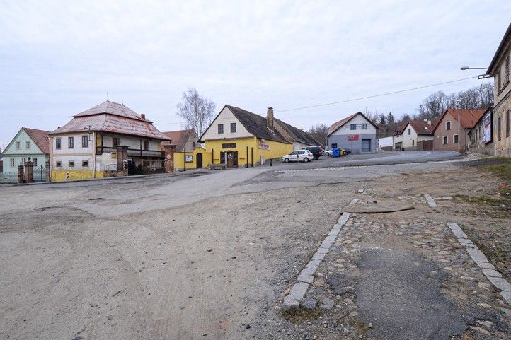 Rolnické náměstí v Lobzích otevře pro auta až v květnu