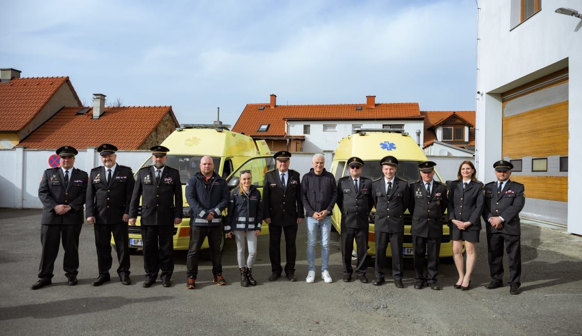 Sanitky po záchranářích najdou nové využití u dobrovolných hasičů