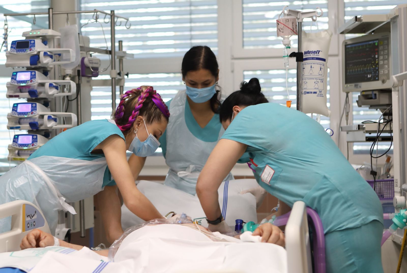 Seniorka, kterou ve čtvrtek srazila tramvaj, v nemocnici zraněním podlehla