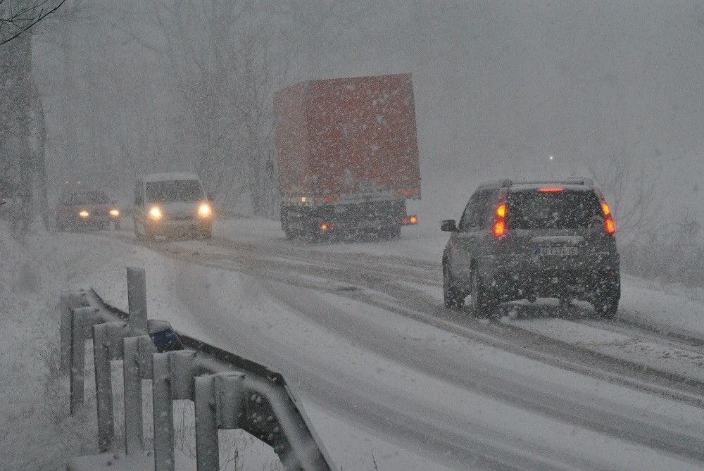 Sníh opět paralyzoval Plzeňský kraj. Od rána desítky nehod, sněžení má pokračovat