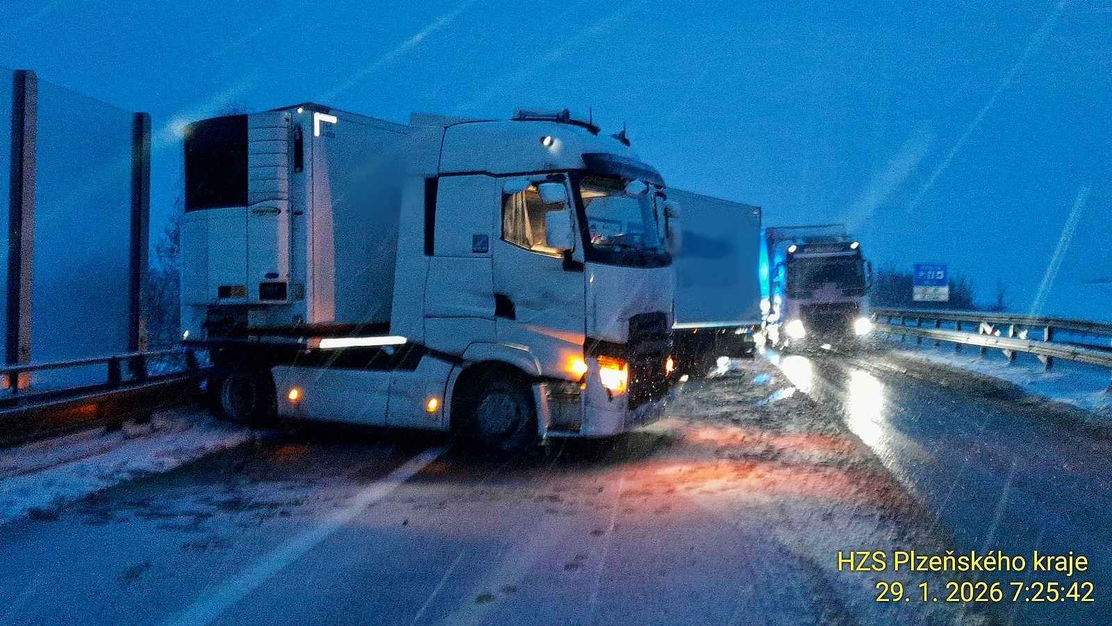 Sníh paralyzuje Plzeňsko, D5 v kolonách a desítky nehod, výstraha platí celý den