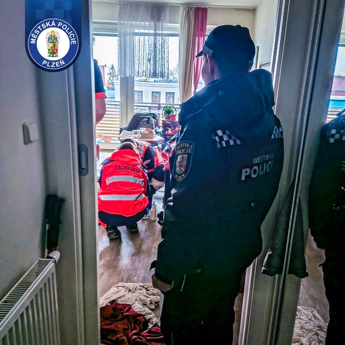 Sousedská všímavost zachránila seniorce život. Skončila v péči záchranářů