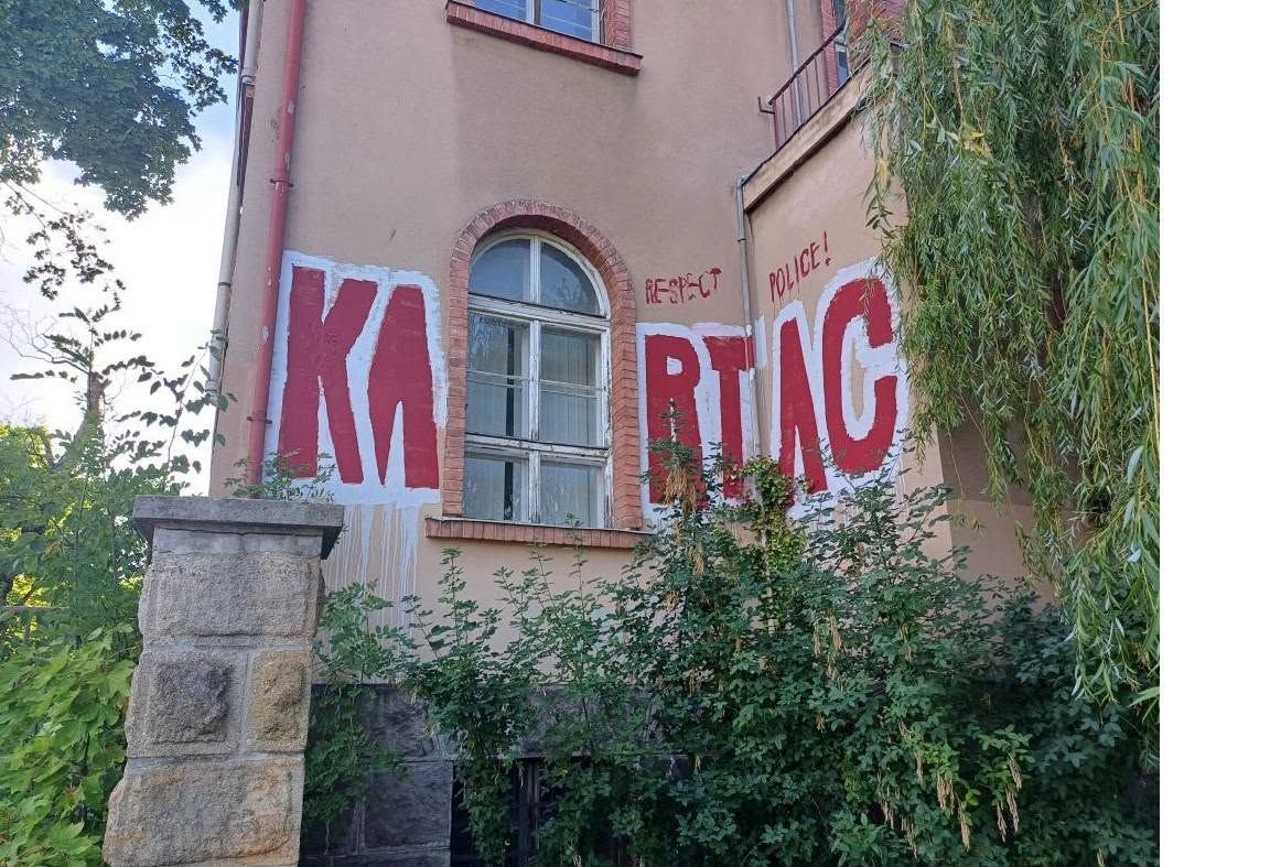 Sprejeři řádili napříč Plzní. Za týden poškodili vlaky, domy i lékařskou fakultu