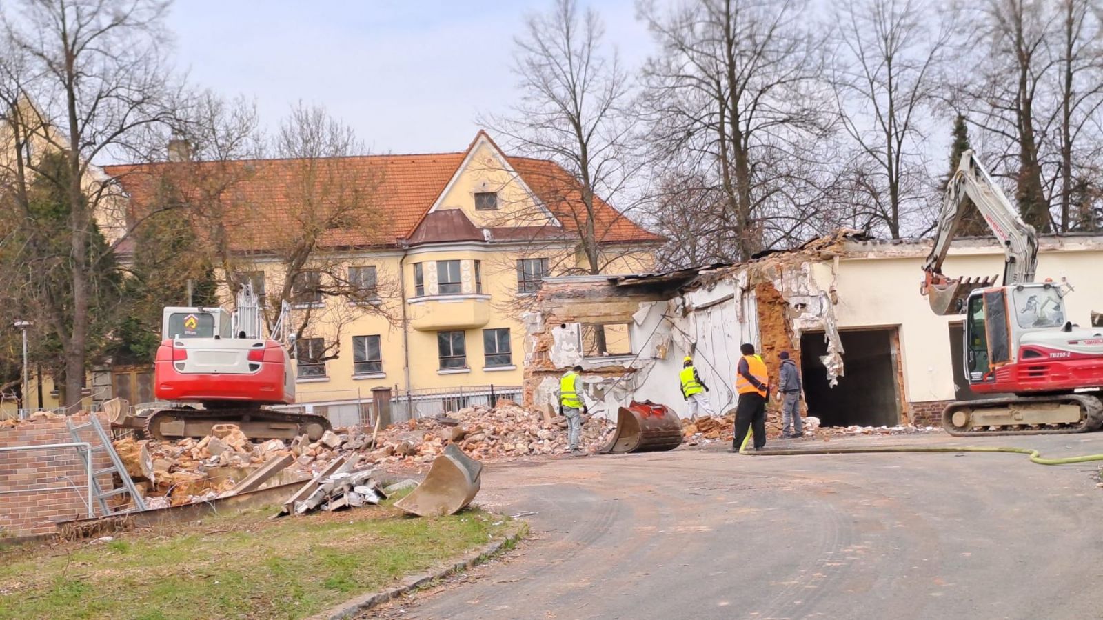 Stodská nemocnice se chystá na velkou přístavbu. Nejprve mizí starý objekt u hlavní budovy