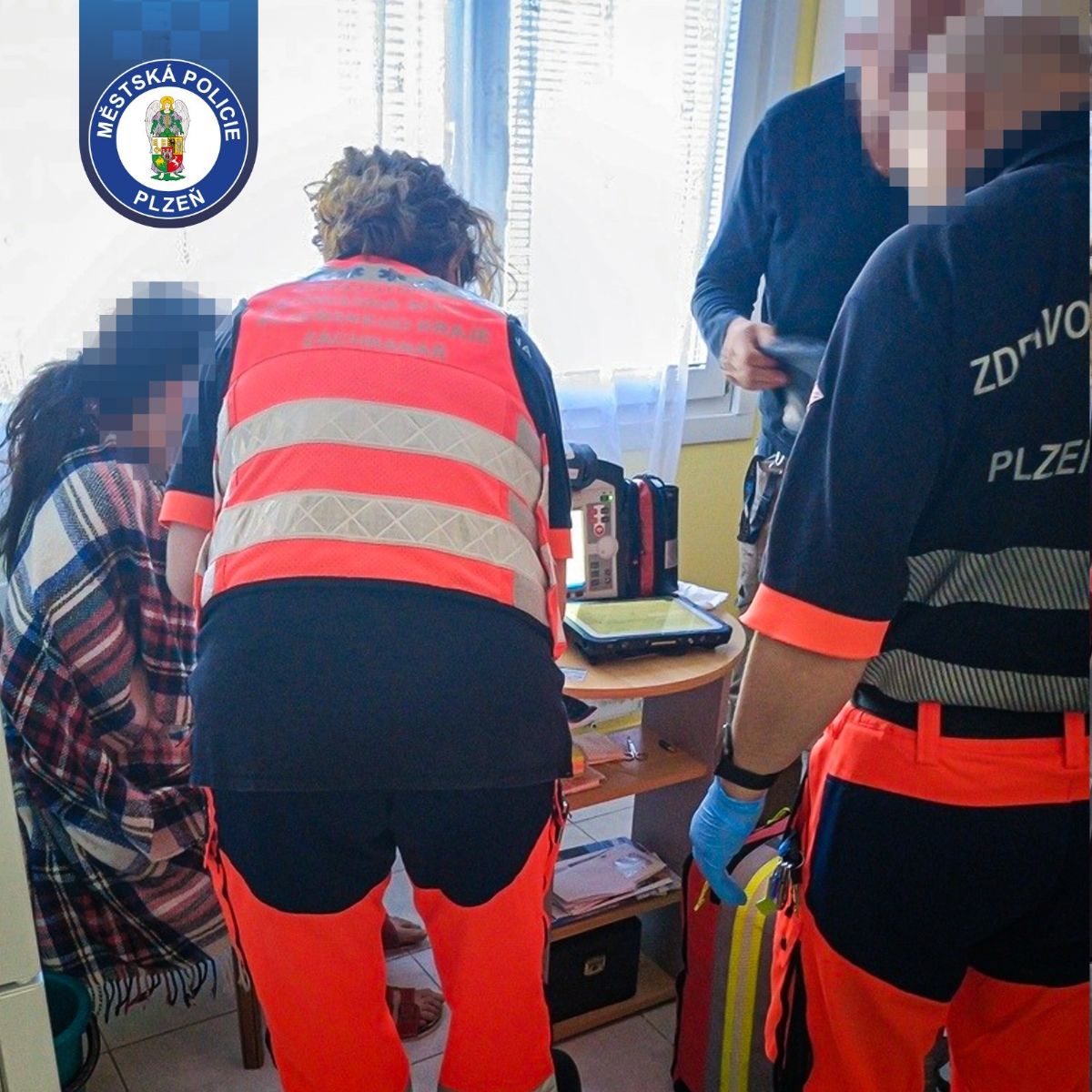 Strach o manželku se změnil v drama. Strážníci ji našli doma zraněnou a zmatenou