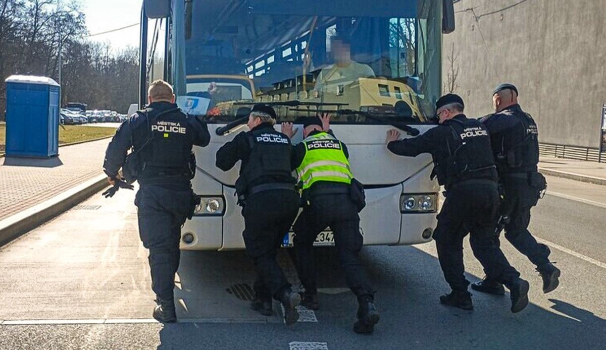 Strážníci odtlačili porouchaný autobus z křižovatky