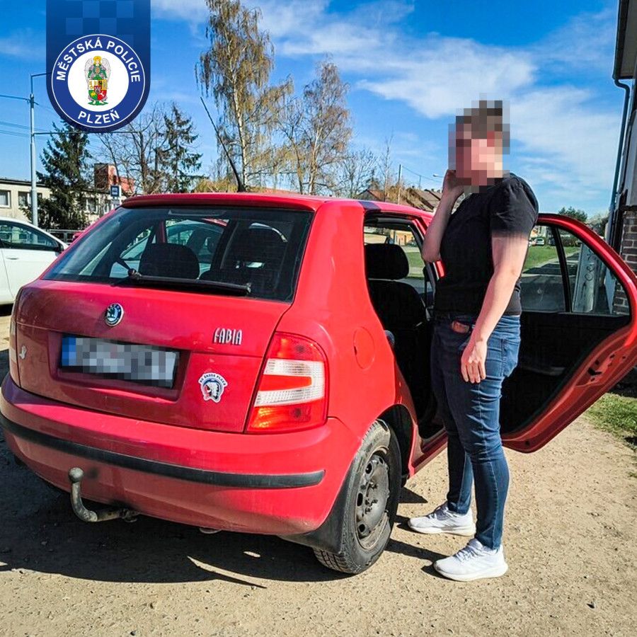 Řidička v Plzni držela za volantem telefon. Brzy se ukázalo, že neměla řídit vůbec