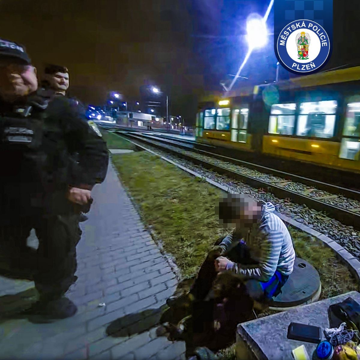 Strážníci v Plzni zachránili muže v krizi. Na tramvajovém mostě mu rozmluvili nejhorší