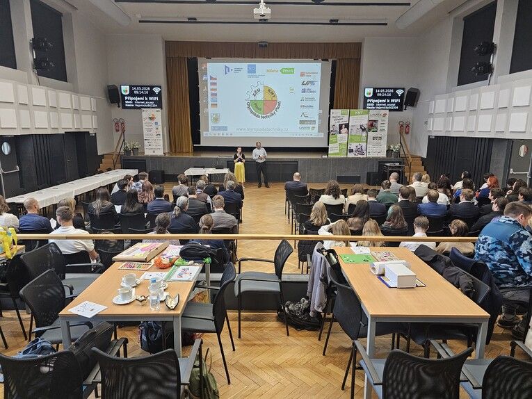 Technika, roboti i ekodům. Plzeň hostila jubilejní Olympiádu techniky se studenty z pěti zemí