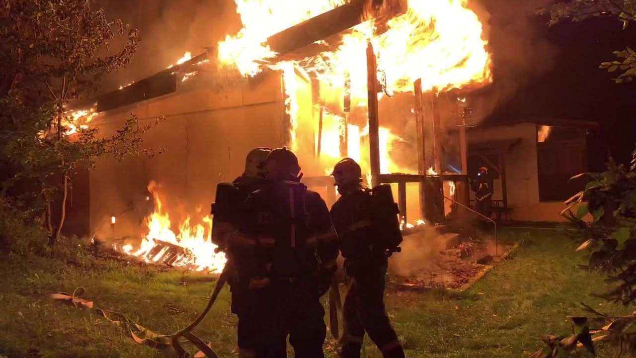 U Hracholusek vyhořela chata, škoda 2 miliony