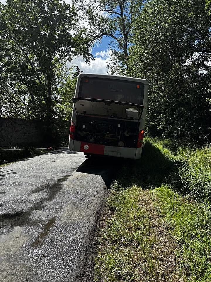 U Nepomuku havaroval autobus s dětmi. Hasiči ho museli zajistit proti převrácení