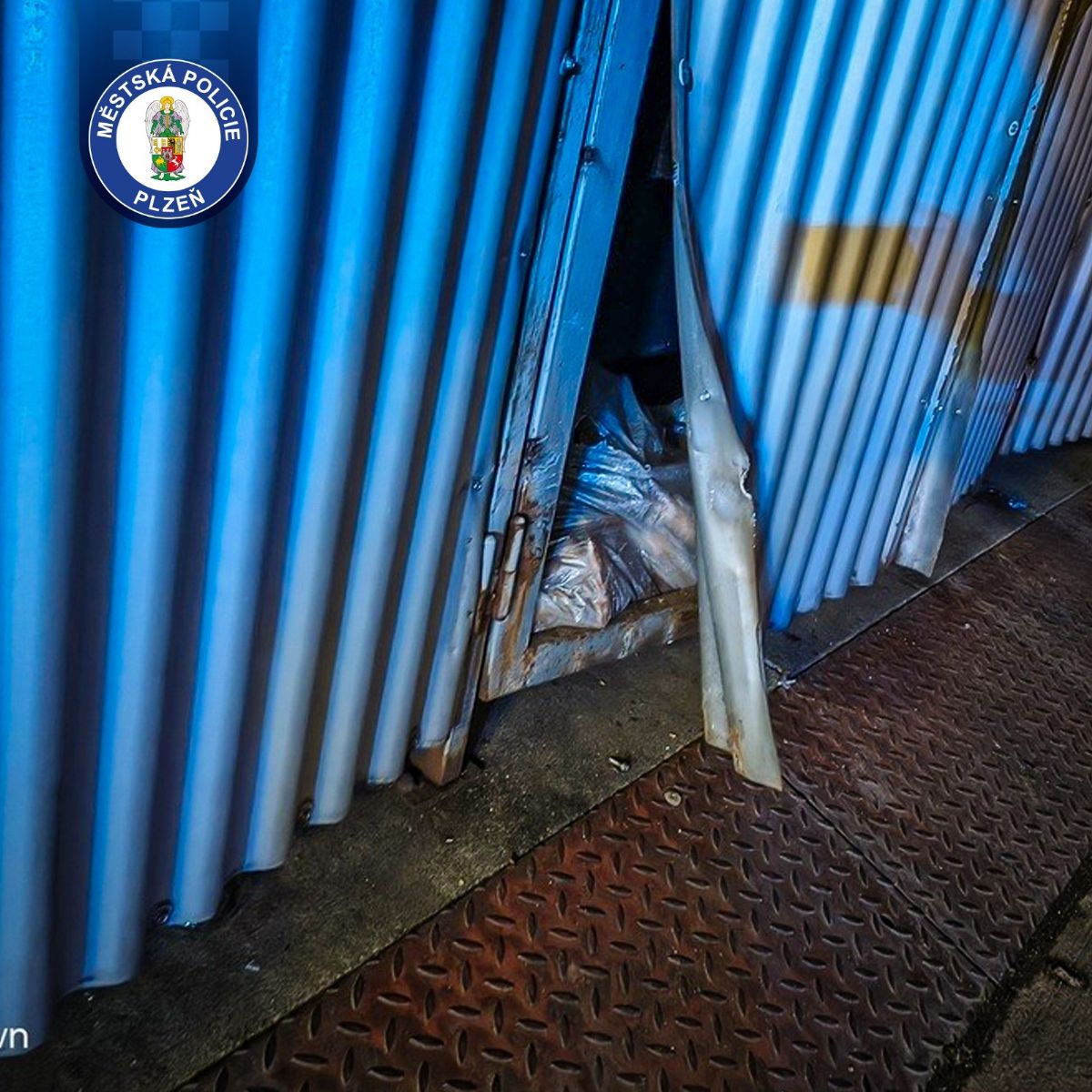 Už to bylo, jen jsem tomu pomohl, čtveřice zadržena u vypáčených boxů na Slovanech