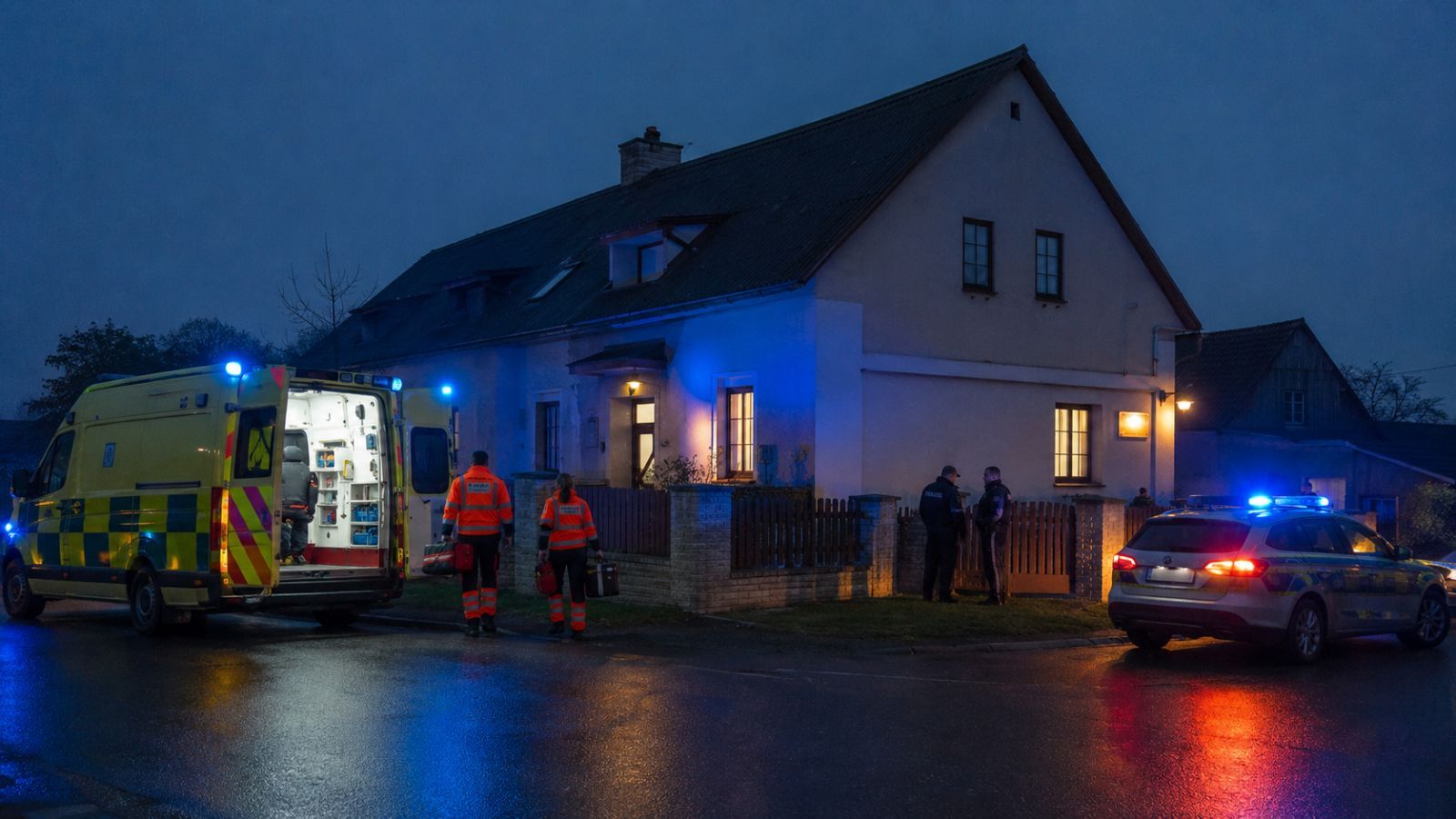 V Čerňovicích se muž polil benzinem a zapálil. Oheň uhasili lidé, má popáleniny