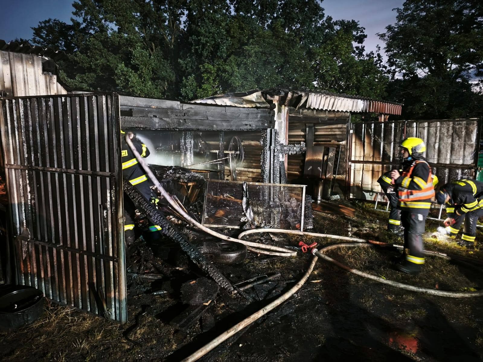 V Mantově hořel sklad s hořlavinami. Hasičům při zásahu vybuchovaly spreje i ředidla