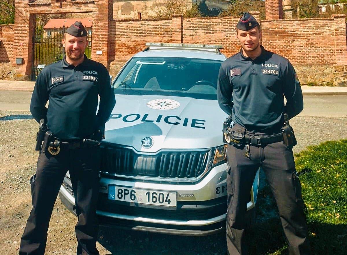 Ve Stodu zkolaboval muž. Policisté ho po masivním infarktu oživovali přímo u silnice