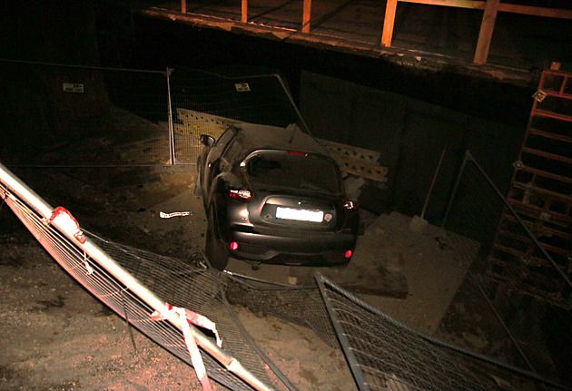 Vjel do uzavírky u Sulkova a skončil ve výkopu. Při noční nehodě se zranila spolujezdkyně