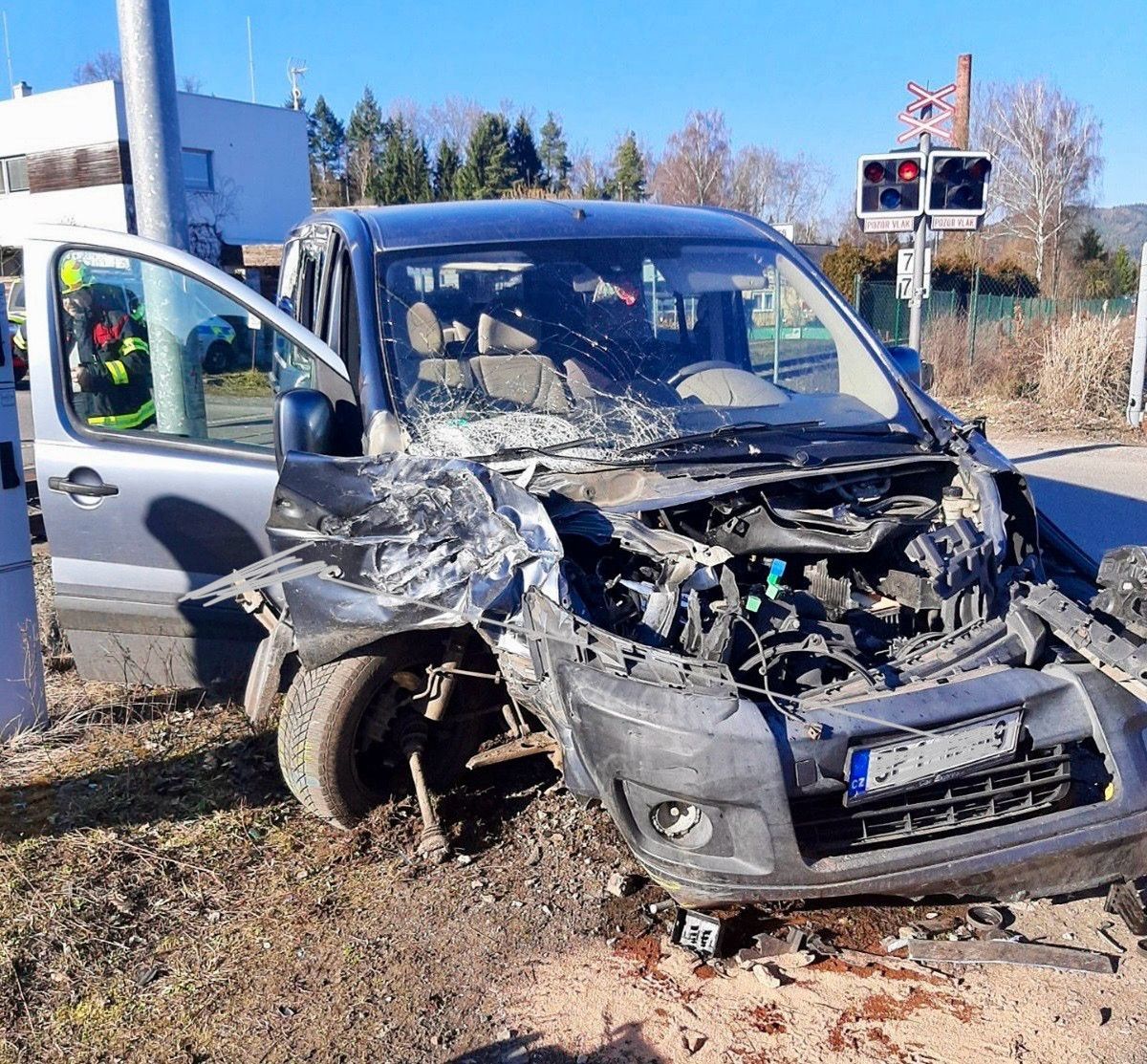 Vlak u Mirošova srazil dodávku, řidič auta po nehodě utekl