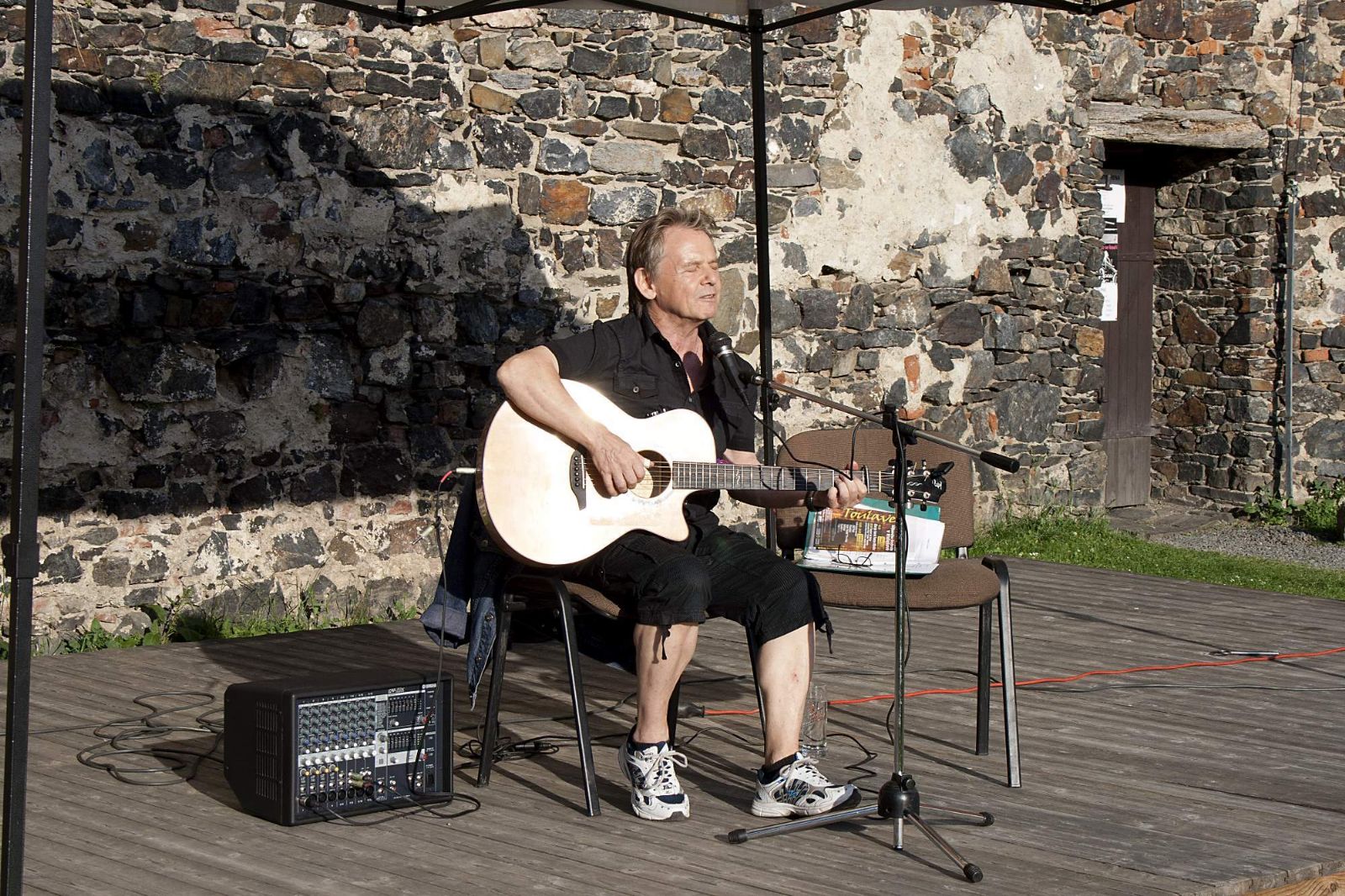 Vojta Kiďák Tomáško rozezní Švihovský hrad folkovými melodiemi