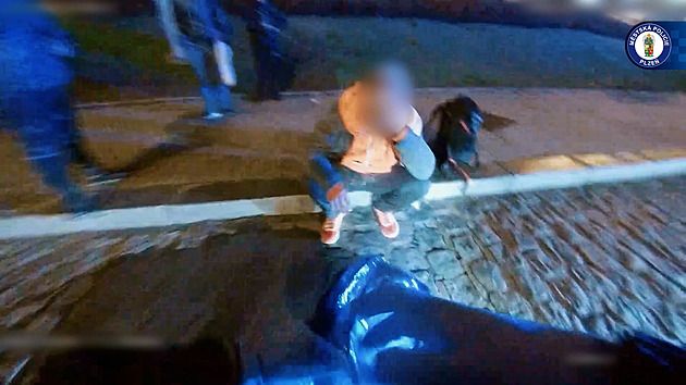 Výtluk u hlavního nádraží poslal muže z elektrokoloběžky do bezvědomí (video)