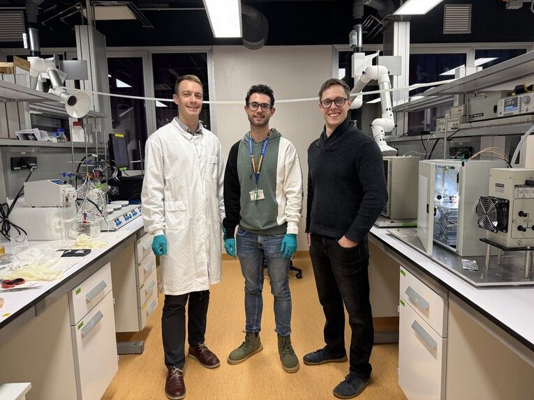 ZČU se pouští do „závodu o vodík“, slunce má pomoct zlevnit jeho výrobu