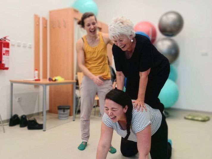 Žonglování, rovnováha i akrobacie. Plzeňské Cirkulárium otevírá cirkusové lekce seniorům