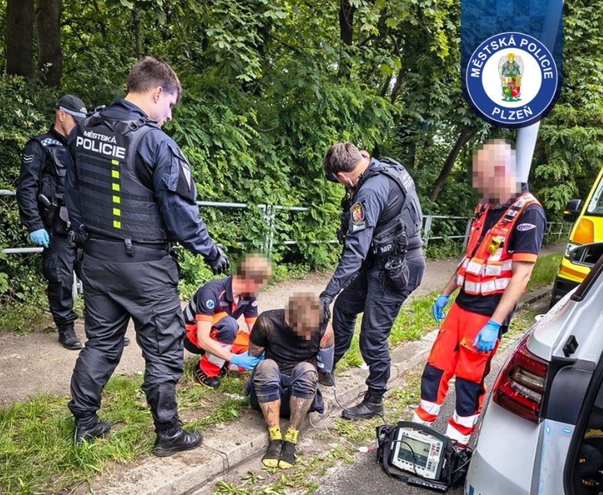 Agresivní muž ničil v Plzni lavičky a utíkal před strážníky. Honička skončila u řeky