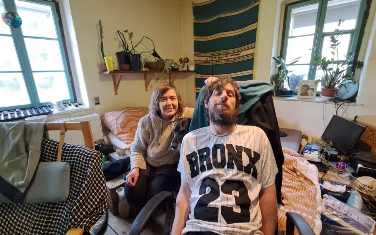 ALS mu bere pohyb, ne vůli žít. Přátelé z Plzeňska prosí o pomoc pro Mirka a Petru