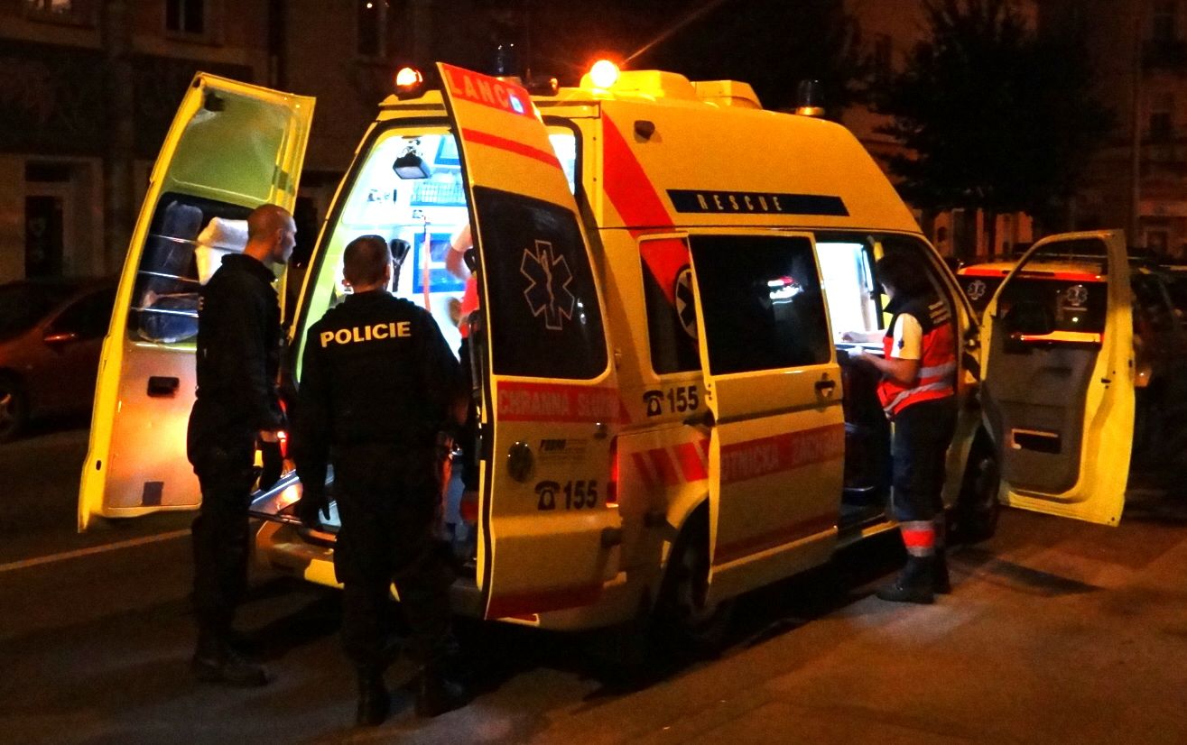 obrázek: Zase ta Americká. V sobotu ráno skončil mladík v louži krve, přepadená zdravotní sestřička pak zmlácená a s kasrem v očích