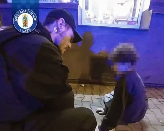 Dva patnáctiletí chlapci zkolabovali v centru Plzně, přiznali THC z vaporizéru