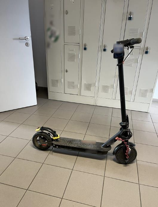 Muž v Plzni přiložil oběti nůž ke krku a ujel na jeho koloběžce