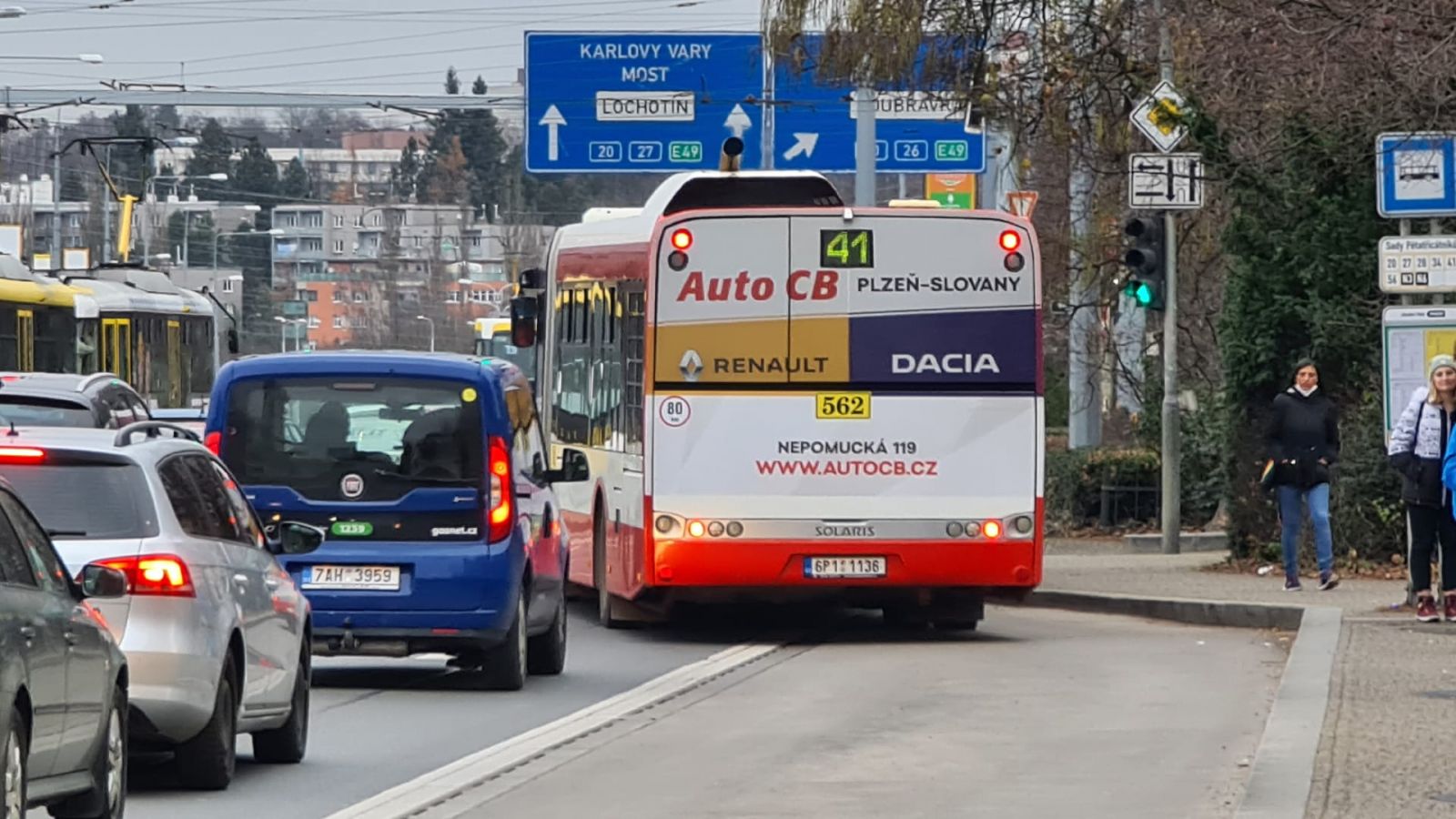 Plzeňsko zatím udrželo veřejnou dopravu bez změn. Rozvoz jídel však pod tlakem zdražuje