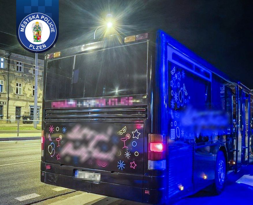 Pojízdná party v Plzni narazila. Autobus měl propadlou technickou a sjeté gumy