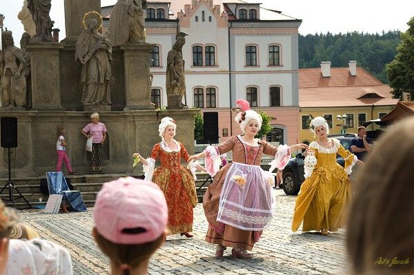 BAROKNÍ KRÁSKY PROCHÁZELY MEZI FARMÁŘI