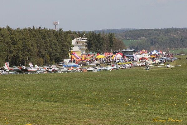 DEN VE VZDUCHU V PLASÍCH