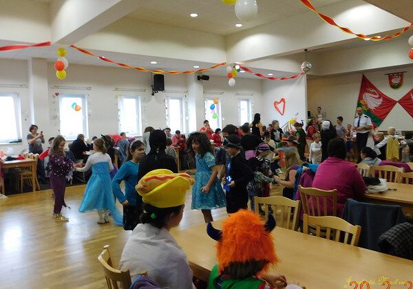 DĚTI BĚHALY SE LŽÍCÍ VODY A TANČILY S BALÓNKY