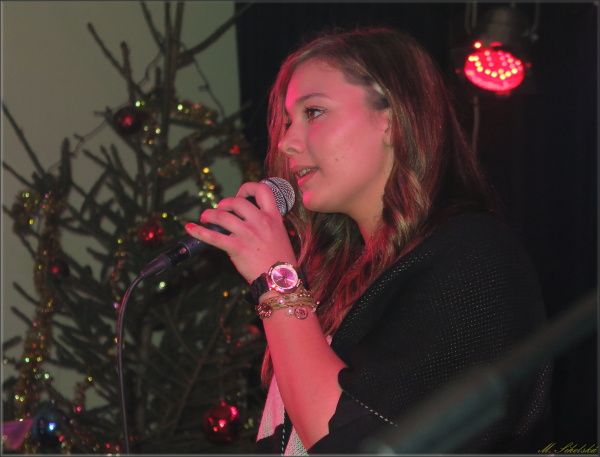 DÍVKA KRÁSNĚ ZPÍVÁ, TETU MÁ I V OPEŘE