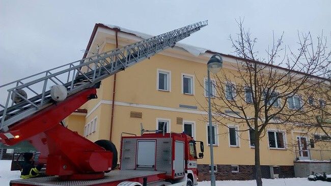HASIČI ODSTRANILI SNĚHOVÉ PŘEVISY