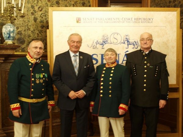 HORNÍCI VYRAZILI DO VALDŠTEJNSKÉHO PALÁCE