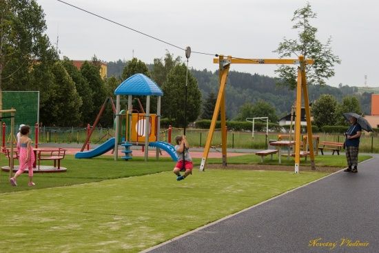 HŘIŠTĚ DOKONČENO, DĚTI UŽ ŘÁDÍ!