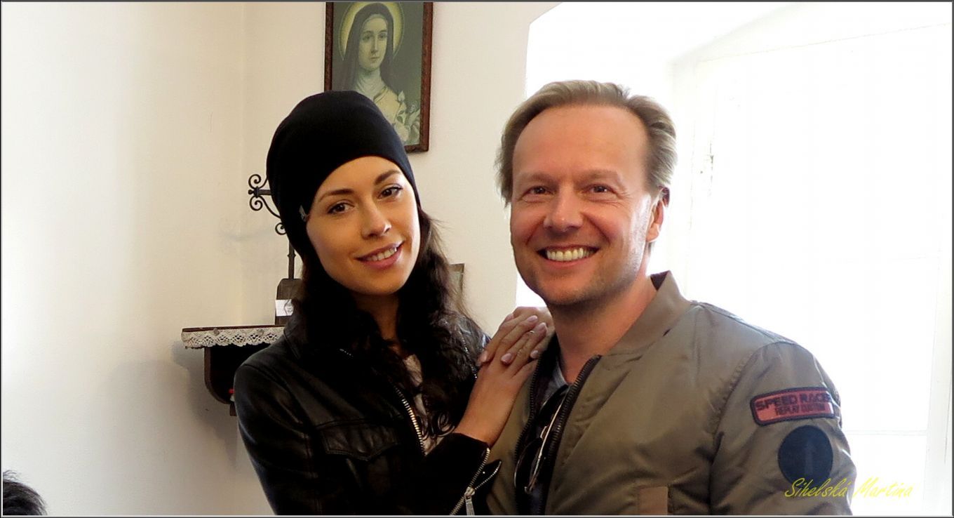 KRÁSNÁ MODELKA OBDIVOVALA KOČÁREK