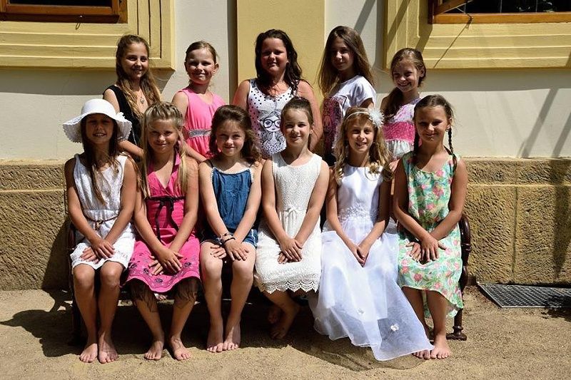 MALÉ TANEČNICE CHTĚJÍ POMOCI KALENDÁŘEM