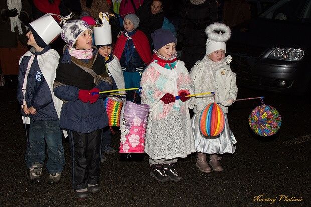 MARTIN PROJEL MĚSTEM, VEDL DĚTI NA NÁMĚSTÍ