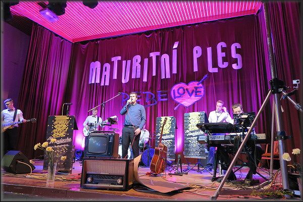 MATURANTI JAKO REBELOVÉ UŽ SE STUŽKAMI