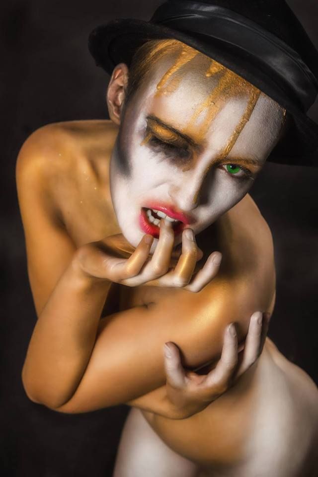 MODELKA A MALÍŘKA V JEDNÉ OSOBĚ KAROLÍNA KOBLENOVÁ CHYSTÁ VÝSTAVU!