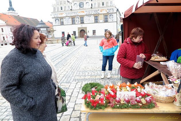 NA TRHU BYLO MASO, PEČIVO I VÁNOČNÍ DEKORACE